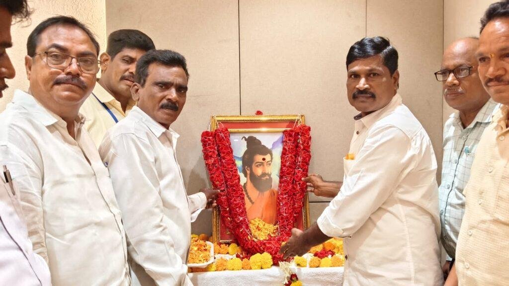 భగీరథ స్పూర్తితో ప్రజాసేవ చేయాలి: ముగడ రాజారావు