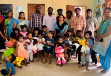 అంగన్వాడీ చిన్నారులకు బొమ్మలు, స్నాక్స్ పంపిణీ చేసిన కిరణ్మయి దంపతులు