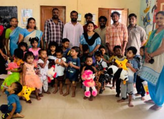 అంగన్వాడీ చిన్నారులకు బొమ్మలు, స్నాక్స్ పంపిణీ చేసిన కిరణ్మయి దంపతులు
